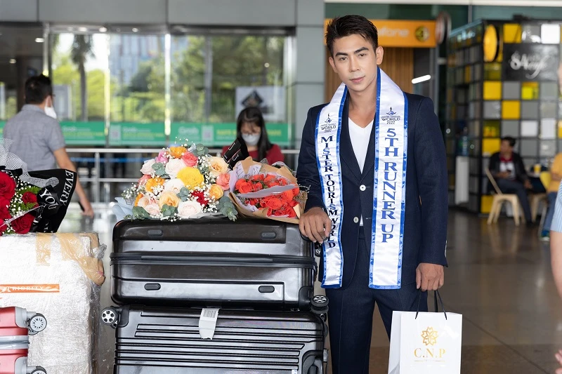 Phùng Phước Thịnh về nước sau đăng quang Á vương Du lịch Thế giới