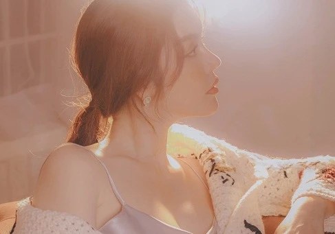 Lý Nhã Kỳ lả lơi vai trần gợi cảm gây bất ngờ