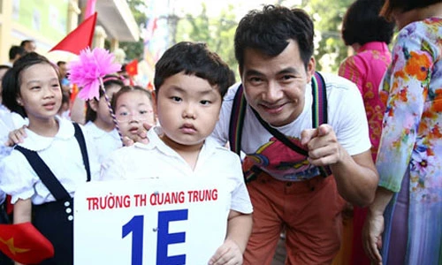 Danh hài Xuân Bắc đưa con trai đi khai giảng