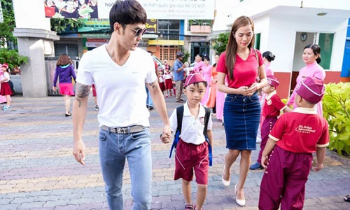 Ưng Hoàng Phúc tận tình chăm sóc con riêng của vợ