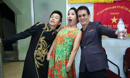 Hoài Linh đọ độ xì tin cùng Mỹ Linh trong hậu trường