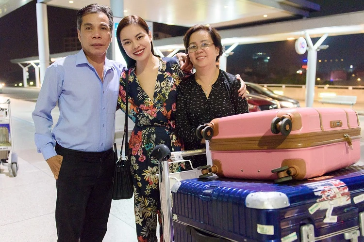Giang Hồng Ngọc được bố tiễn ra sân bay đi Mỹ lưu diễn