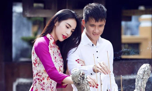 Thủy Tiên dịu dàng đi chùa đầu năm cùng Công Vinh