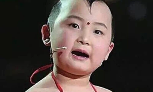 Nghẹn lòng đám tang “thần đồng 8 tuổi” của showbiz Hoa ngữ