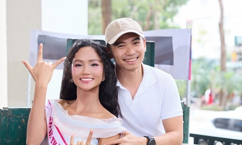 Hoa hậu H'Hen Niê được ông xã hộ tống đi sự kiện 