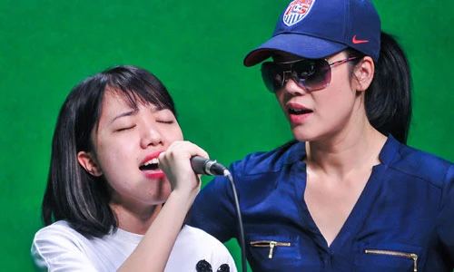 Ca sĩ Thu Phương nhiệt tình tập hát cho trò The Voice