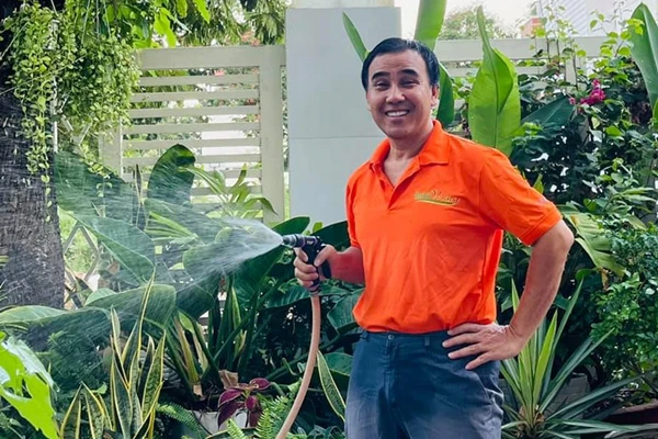 MC Quyền Linh đi dép tổ ong xanh đọt chuối, đóng thùng tưới cây