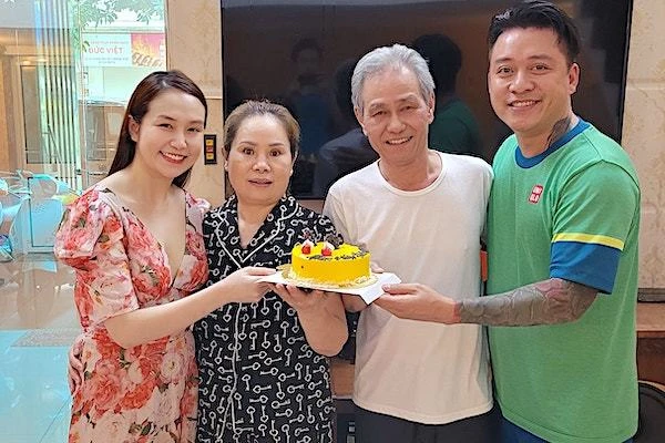 Tuấn Hưng hạnh phúc bên vợ giàu có xinh đẹp