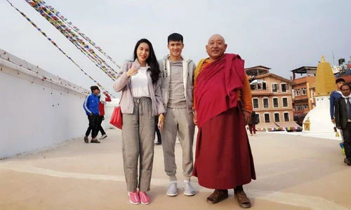 Vợ chồng Thủy Tiên - Công Vinh hành hương ở Nepal