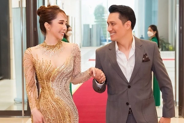 Quỳnh Nga diện đầm xuyên thấu gợi cảm bên Việt Anh