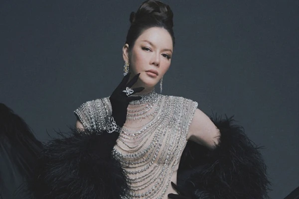 Lý Nhã Kỳ đeo trang sức 2 tỷ đồng đi sự kiện