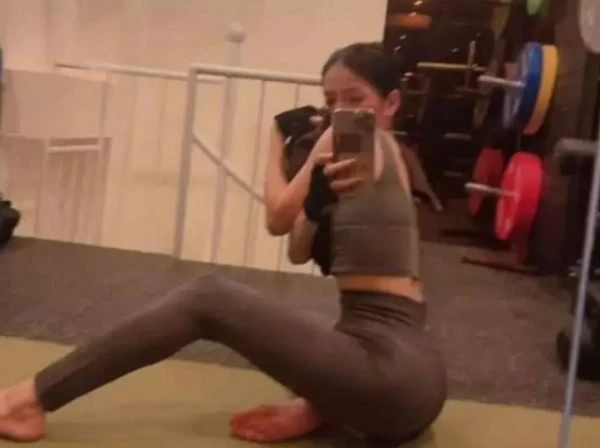 Lâm Bảo Châu đi vắng, Lệ Quyên loay hoay chụp hình mà mỏi thay!