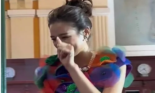 Đỗ Thị Hà bị mèo cào trên sàn diễn, mặt sượng sùng