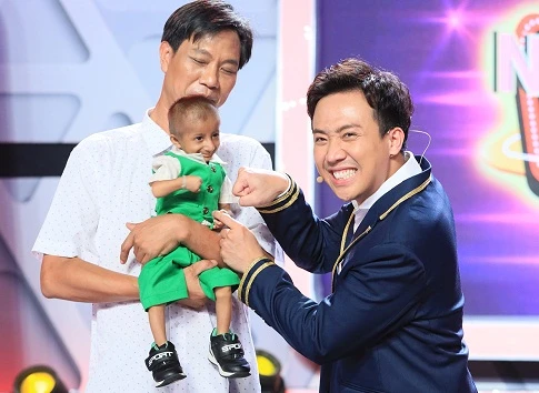 Trấn Thành, Việt Hương tặng tiền cho cậu bé tí hon cao 60 cm