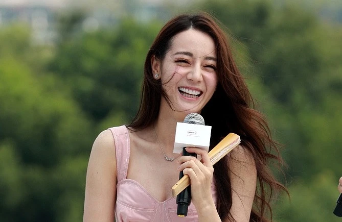 Địch Lệ Nhiệt Ba lúng túng sợ "lộ hàng" vì mặc váy ngắn