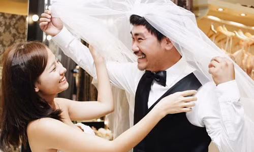 Khánh Hiền đi thử váy cưới cùng hôn phu Việt kiều