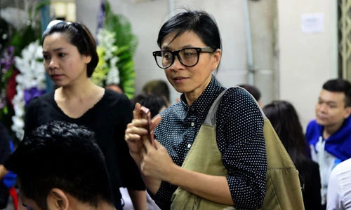 “Cô gái xấu xí” Ngọc Hiệp đến viếng Minh Thuận lúc khuya