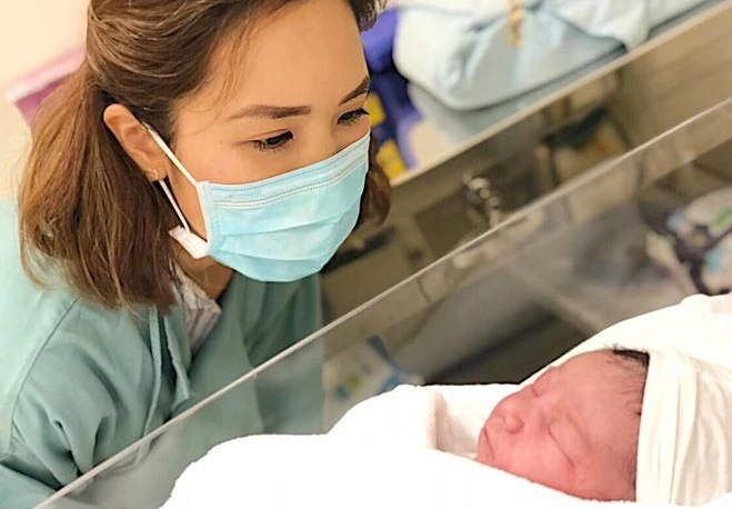 Ngắm ảnh con gái lai Tây kháu khỉnh mới sinh của Hà Anh