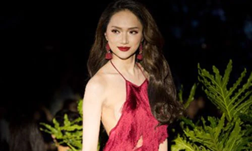 Hương Giang đi guốc cao 25cm, thần thái sang chảnh làm vedette