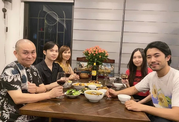 Xuân Hinh đăng ảnh vui vẻ bên vợ cùng các con kỳ nghỉ lễ