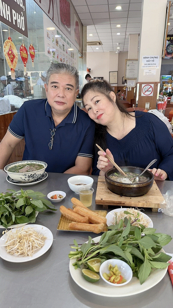 NSND Hồng Vân hạnh phúc khoe video kỷ niệm 23 năm ngày cưới do chính ông xã đạo diễn. Hơn 2 thập kỷ trôi qua, nữ nghệ sĩ khiến nhiều người ngưỡng mộ vì cuộc hôn nhân giản dị nhưng viên mãn với diễn viên Lê Tuấn Anh.