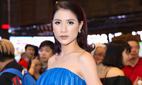 Trang Trần bình thản đi xem phim giữa ồn ào