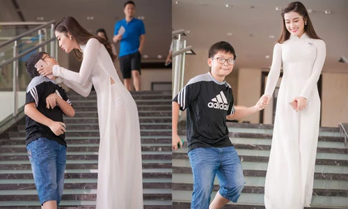Á hậu Huyền My quấn quýt em trai tại sự kiện