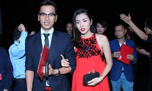 Tăng Thanh Hà mặc váy suông giấu bụng bầu đi sự kiện