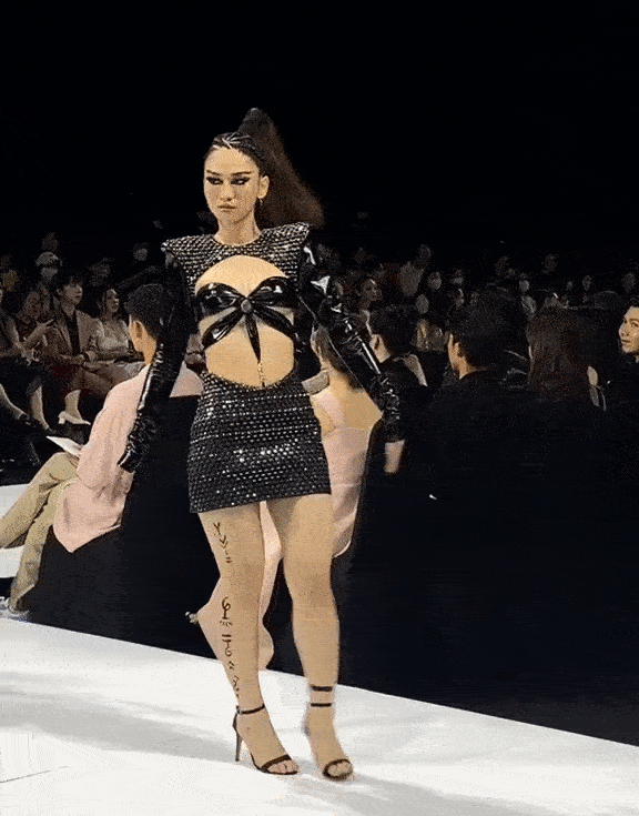 Phần catwalk tạo nét "ô dề" của Lê Bống bỗng hoá thành một màn "giải trí" trong show thời trang.