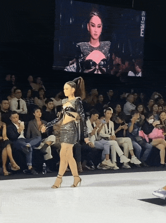 Sàn diễn thời trang chuyên nghiệp là nơi để tôn vinh các bộ cánh chứ không phải chỗ để các "hot girl" đến giật spotlight.