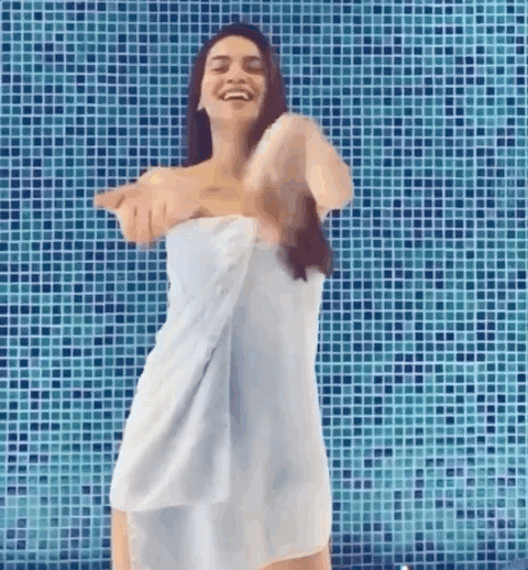 Thậm chí, cô còn không ngại quấn khăn tắm để "quẩy" cực bốc.