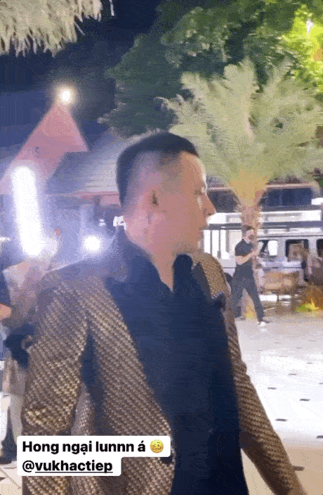 Thế nhưng chưa dừng lại ở đó, Vũ Khắc Tiệp còn chia sẻ khoảnh khắc diễn những tư thế rất kỳ cục với Ngọc Trinh ở hậu trường.