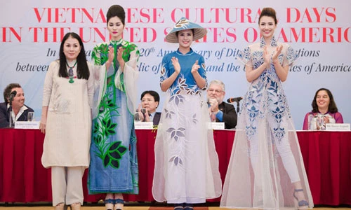 NTK Minh Hạnh, Lan Hương mang áo dài đến Mỹ