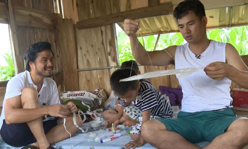 Danh hài Xuân Bắc dạy doanh nhân Đỗ Minh làm diều