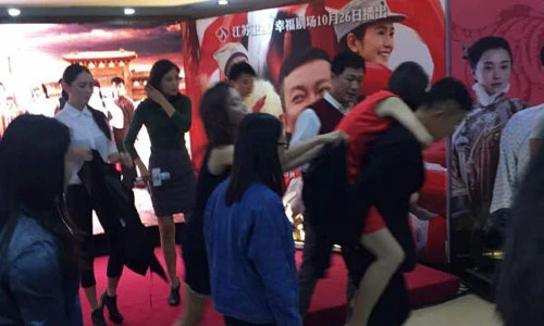 Diễn viên Trung Quốc ngất xỉu vì kiệt sức giữa sự kiện