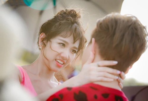 Trấn Thành ôm hôn Hari Won không rời trên phim trường