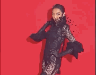 òn nhớ thời điểm rục rịch thi Miss Grand International, Thùy Tiên gấp rút chuẩn bị cả về kĩ năng trình diễn lẫn thuyết trình. Chân dài nhá hàng đoạn catwalk đầy thần thái, diện bộ jumpsuit ren đen ôm sát tôn triệt để body.
