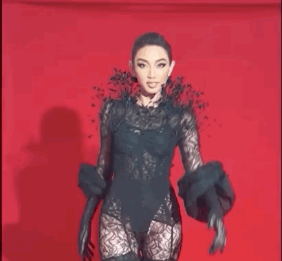 ẫu vậy, một vài khoảnh khắc và góc quay làm người đẹp trở nên kém tinh tế khi phô bụng to và để lộ cả chiếc quần chíp bên trong.