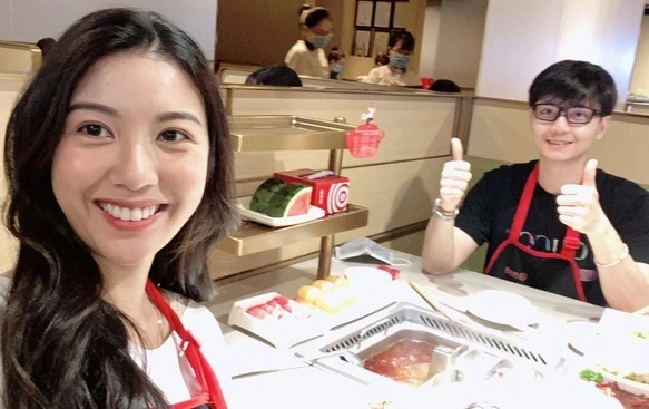 Ảnh đời thường hạnh phúc của Á hậu Thúy Vân và chồng sắp cưới