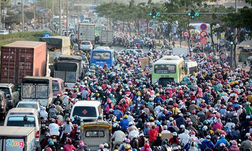 Người dân TP HCM ùn ùn về quê, giao thông kẹt cứng