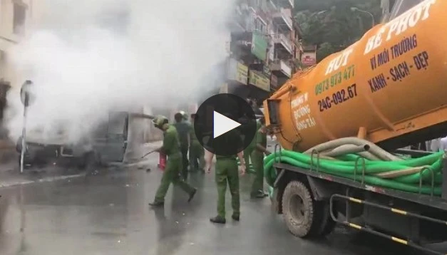 Video: Ô tô cháy ngùn ngụt, xe hút bể phốt xung phong cứu hỏa 