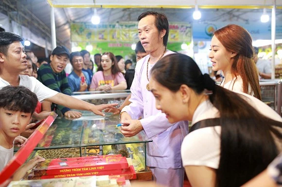 Danh hài Hoài Linh bán hàng ở hội chợ khiến dân tình nhốn nháo