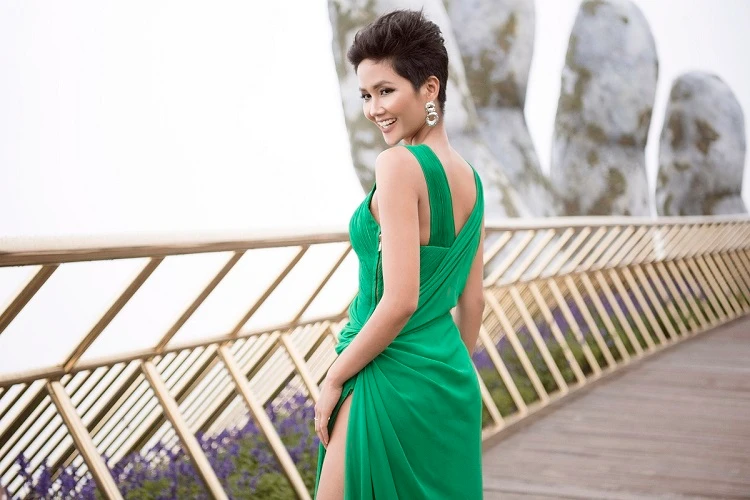 Hoa hậu H'Hen Niê diện váy xẻ cao quyến rũ đi sự kiện