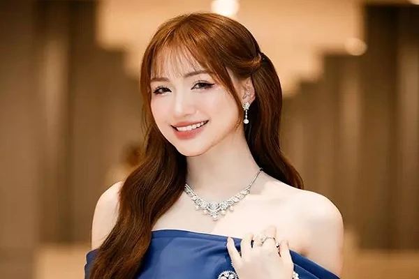 Sắc vóc ca sĩ Hòa Minzy ở tuổi U30