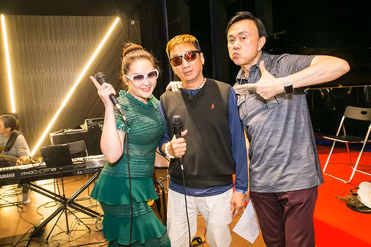 Như Quỳnh tạo dáng nhí nhảnh bên Trường Vũ, Chí Tài 