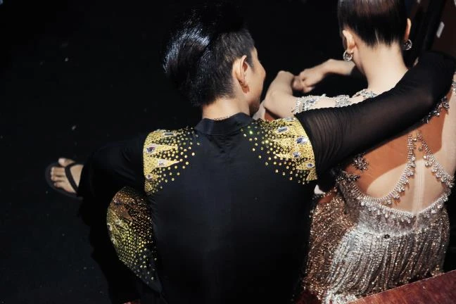 Ảnh hậu trường hiếm hoi của Khánh Thi trong liveshow