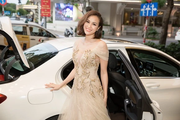 Phương Mai được đưa đón bằng xe 2 tỷ đến sự kiện