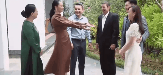 Nhưng chỉ trong một khoảnh khắc, cái ôm chầm của bà Xuân - mẹ chồng Nam đã vô tình chiếm hết spotlight con dâu. Tà váy nâu thanh lịch xẻ cao tới đùi gặp cơn gió tới là bay phấp phới như trong quảng cáo, để lộ vóc dáng và chân thon của người mặc. Thôi rồi! Thế là khoảnh khắc tưởng như chỉ dành cho Nam đã bị mẹ chồng "slay".