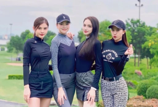 Hoa hậu Hương Giang đọ dáng siêu nuột cùng dàn chân dài VTV