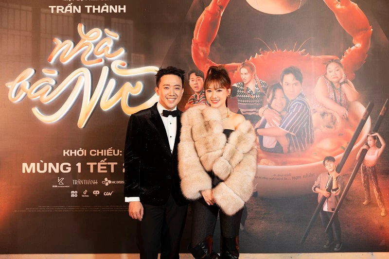 Trấn Thành - Hari Won hạnh phúc sánh đôi ra mắt phim tại HN